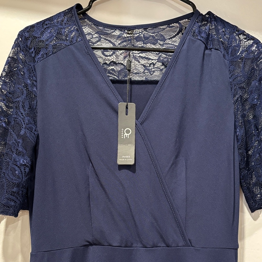Chic Navy Lace Midi Dress perfect to wear to a wedding💙